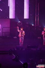 组图：韩国组合SHINee花衫开唱 台上劲歌热舞