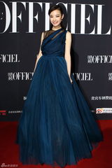 组图：倪妮现身时尚活动 全程微笑为优雅女性颁奖