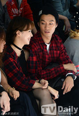 组图：宋茜孔孝真薄纱装亮相 泫雅贤胜登对