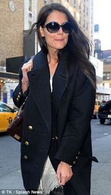 组图：凯蒂赴百老汇演出 女儿抱小熊同行温馨