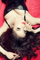 组图：袁颖芬时尚写真 长卷发披肩女人味