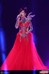 组图：江蕙演唱会造型似黄金圣衣 舞台绚丽迷幻