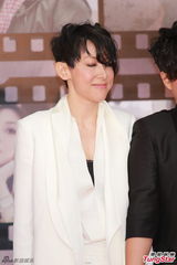 组图：林二汶与友人“黑白配”亮相金像奖红毯