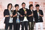 组图：猴子飞行员喜获最佳乐团奖 成员欢呼雀跃