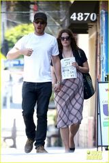 组图：巴里摩尔挺大肚与丈夫共进午餐