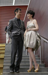 组图：李小冉与鄢颇首恩爱亮相 有孕在身被呵护