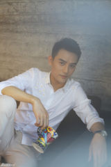 组图：王凯休闲写真 温柔优质男迷人魅力