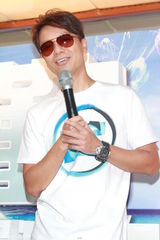 组图：李克勤海上续约环球 未来首推国语专辑