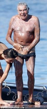 组图：90后小女友为72岁时尚大佬洗鸟