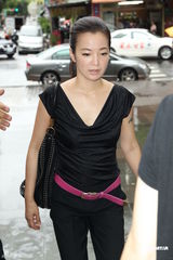 组图：大小S范玮琪夫妇现身大炳追思会