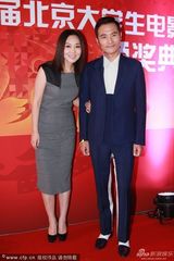 组图：闫妮裹身裙红毯秀曲线 耿乐帅气亮相