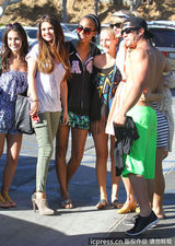 组图：小天后斯威夫特与戈麦斯相约出街