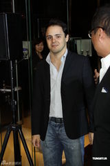 高清组图：刘涛秀白皙香肩 和成龙、F1车手同台