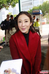 组图：杨怡乐瞳助阵《守业者》宣传派发平安包