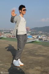 幻灯：黄晓明赴台湾为世博拍MV 首坐台北地铁感新鲜