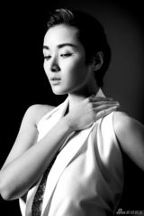 组图：黄曼复古妆容拍写真 优雅从容显舞后气场