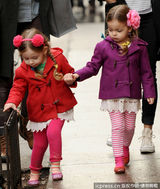 组图：杰西卡-帕克双胞胎女儿头戴粉花可爱养眼