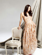 组图：徐静蕾婚纱照手捧花束端庄甜美