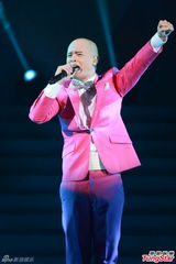 组图：侧田个唱弄哭女友 大方摘帽露光头