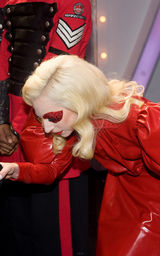 幻灯：Lady GaGa雷装出席皇家晚会 英女王忍俊不禁