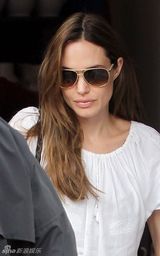 组图：36岁辣妈安吉丽娜-朱莉白裙现身咖啡馆