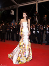 组图：张雨绮连走红毯 裙装华贵各有特色