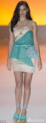 组图：C罗女友莎伊克走秀露半球 前凸后翘火辣