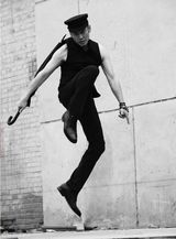 组图：吴秀波突破造型 演绎邪魅黑白大片