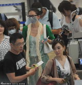 组图：林志玲素颜油皮似大婶 黑框镜发卡扮嫩