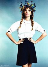 组图：吉赛尔-邦辰杂志写真 梳小辫戴花冠扮嫩