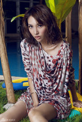 组图：王梓诺拍惹火写真 玩湿身豹纹诱惑