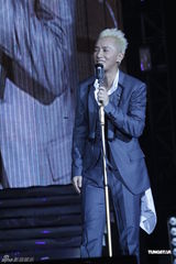 组图：韩庚个唱上演万人大合唱 与女舞者挑逗热舞