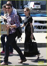 组图：朱莉亮相疑戴婚戒 与皮特再传秘婚