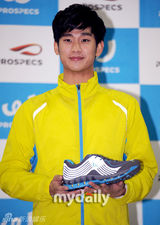 组图：韩国艺人金秀炫出席体育品牌签售活动