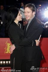 高清：《未来》首映礼 女导演米兰达挽两男走红毯