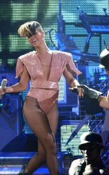 幻灯图集：蕾哈娜巡演 连身三角裤沿袭Gaga风潮