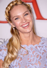 组图：超模坎蒂丝镂空透视蓝裙性感亮相