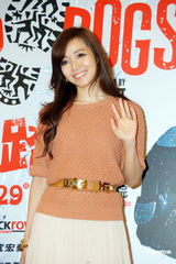 组图：侯佩岑称平时爱与老公看秀 称生活平实就快乐