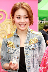 幻灯图：众星出席新城团拜会 容祖儿称让观众饱眼福