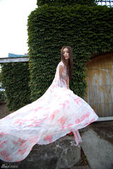 组图：秦岚写真小露性感 气质优雅清新脱俗