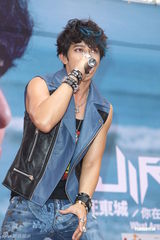 组图：汪东城摇滚风会歌迷 否认与炎亚纶有心结