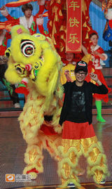 组图：李湘主持湖南元宵喜乐会 素颜现身显苗条