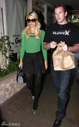 幻灯：希尔顿走“绿色风” 与男友为圣诞节采购