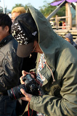 组图：佟大为探班《囧人》 为关悦拍摄海边风情写真