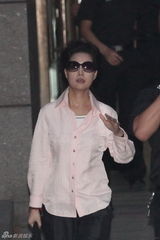 组图：李天一案庭审结束 梦鸽戴墨镜走出法院