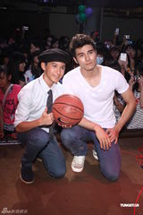 组图：林晖闵庆生众星祝福 大方对郭采洁示爱