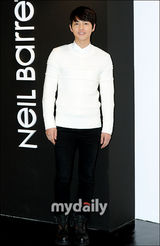 组图：车胜元韩佳仁宋钟基等出席服装新品发布会