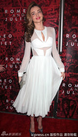 组图：米兰达-可儿白色透视礼服亮相 性感迷人