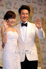 组图：郑俊浩举行婚前记者会 与未婚妻含情脉脉对视