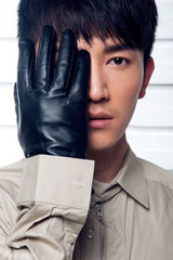 组图：许诺新歌《贼拉拉的想你》宣传照帅气